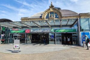 Herrenloser Koffer am Hauptbahnhof Halle löst Polizeieinsatz und Sicherheitsmaßnahmen aus.