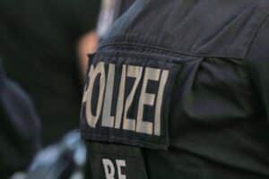 Verkehrsunfall mit mehreren Fahrzeugen auf Autobahn; Polizei an Unfallstelle, beschädigte Autos sichtbar.