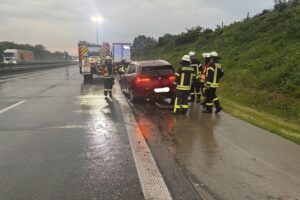 Verunfallter BMW X3 auf der Autobahn; Feuerwehr und Rettungskräfte sichern die Unfallstelle.
