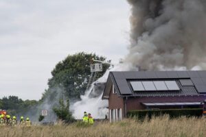 Vollbrand eines Wohnhauses, Feuerwehr im Einsatz, starke Rauchentwicklung, tragischer Vorfall mit vermisster Person.