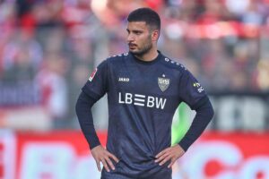 Deniz Undav jubelt im VfB-Trikot, erfolgreich nach Vertragsverlängerung bis 2029.
