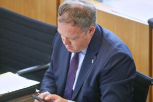 Mario Voigt diskutiert Reformen mit Bundeskanzler, fordert stärkere Einbindung der Länder.