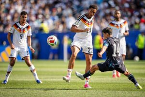 Fußballspiel Deutschland gegen Paraguay mit packenden Szenen und jubelnden Spielern im Stadion.