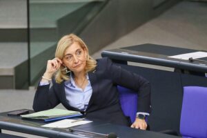 Nina Warken diskutiert Pflegeversicherung, Reformen und Herausforderungen bei Pflegebedürftigkeit.