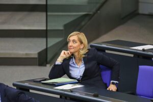 Nina Warken spricht energisch über Pharmareform, betont Beitrag der Industrie zur Stabilisierung.