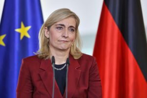 Nina Warken diskutiert private Pflegevorsorge zur Schließung finanzieller Lücken in der Pflegeversicherung.