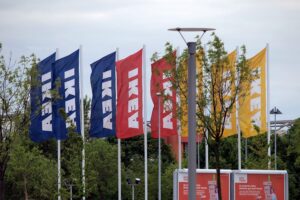 IKEA-Filiale mit ver.di-Flaggen, Beschäftigte versammeln sich, Warnstreiks gegen Tarifkonflikt.