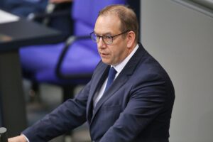 Henning Otte diskutiert den Einsatz des Minenjagdboots "Fulda" und Sicherheitsvorkehrungen.