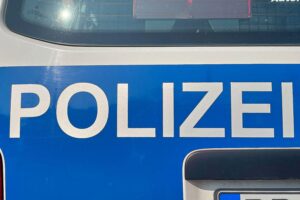 Ein Team entschärft eine Weltkriegsbombe, während Anwohner sicher evakuiert werden.