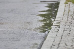 Düstere Wolken über Stuttgart, Gewitter und Starkregen drohen, Unwetterwarnung aktiv.