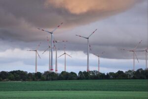 Windräder im Wind, die raue Nordseeküste und stürmische Wetterbedingungen in Niedersachsen.
