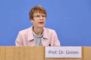 Veronika Grimm kritisiert Bundesregierung; fordert technologische Fortschritte und Anpassung der Regulierung für Wachstum.