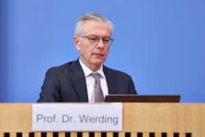 Martin Werding warnt vor kostenpflichtiger Pflege durch erwachsene Kinder und fordert höhere Zuschläge für Kinderlose.