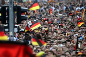 Sportbegeisterte Menschen feiern zusammen, während sie die emotionale Intensität während eines Fußballspiels erleben.