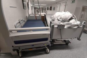 Janine Wissler kritisiert Reform der gesetzlichen Krankenversicherung, fordert Gleichheit im Gesundheitssystem.
