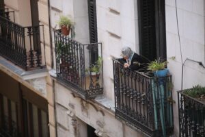 Seniorin auf Balkon, symbolisiert Sorgen um Wohngeldkürzungen und soziale Sicherheit für Rentner.