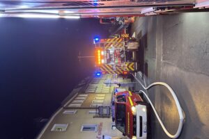 Brennendes Mehrfamilienhaus, Feuerwehr im Einsatz, Rettung von Bewohnern, nächtliche Einsatzstelle in Schweinfurt.