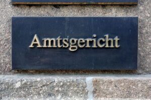 Amtsgericht mit Scheidungssymbolen, Einblicke in gestiegene Ehescheidungen, betroffenes Familienleben, statistische Daten.