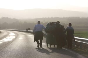 Flüchtlinge unterwegs auf der Balkanroute, symbolisch für globale Migrationskrisen und Rückkehrbewegungen.