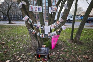 Gedenken für verstorbene Obdachlose, symbolische Kerzen, soziale Isolation, Erinnerung und Respekt.