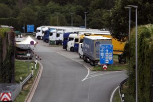 Lkw auf Autobahn, Symbol für steigende Wirtschaft und Transportaktivität in Deutschland.