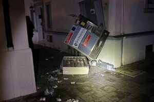 Zigarettenautomat nach Explosion, Polizei ermittelt, Zeugen gesucht, Vorfall in Lippstadt und Warstein.