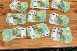 Zollbeamte kontrollieren Fahrzeug und Bargeld, entdecken unversteuerte Zahlungsmittel und unverzollte Waren.