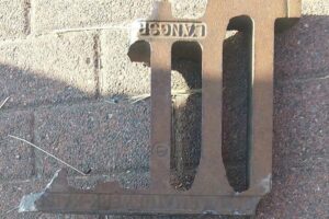 Gullydeckel auf Bahngleis, Gefahr für Züge, ungelöste Ermittlungen der Bundespolizei.