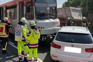 PKW-Unfall mit Stadtbahn; Feuerwehr und Rettungsdienst im Einsatz an der Unfallstelle.