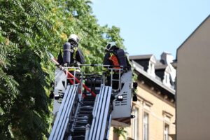 Einsatzkräfte löschen Brand eines Einfamilienhauses, zwei vermisste Personen wurden gefunden.