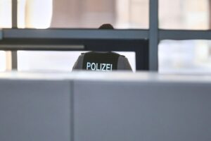 Unfallstelle mit Polizei, verletzten Radfahrer und PKW, Umgebung von Lambsheim.