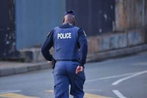 Polizisten untersuchen Tatort nach tödlichem Schusswaffenangriff in Johannesburg.