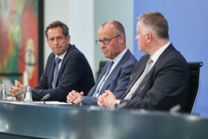 Bundeskanzler Merz und Minister diskutieren Finanzreform und Infrastrukturprojekte bei Ministerpräsidentenkonferenz.
