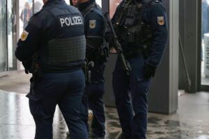Bundespolizei im Bahnhof: S-Bahnstation Reeperbahn, Gleissperrung und Warnung vor Betreten der Gleisanlagen.