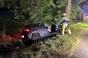 Ein beschädigter VW Polo ist bei Nacht in Bierenbachtal gegen einen Baum geprallt.