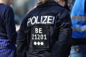Motorradunfall in Berlin-Schöneberg: tote Motorradfahrerin, Polizeibeamte (Archiv), Rettungskräfte am Unfallort.