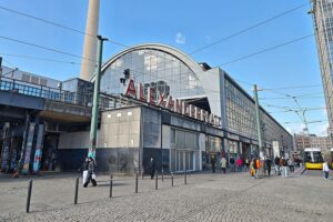 23-Jähriger wird am U-Bahnhof Alexanderplatz von drei Tätern angegriffen; Schreckschuss und Reizgas—Archivfoto.