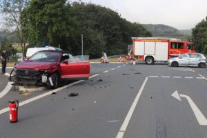 Unfall auf der B64 bei Bad Driburg: zwei kollidierte Autos, zwei Leichtverletzte, Sachschaden rund 25.000 Euro.