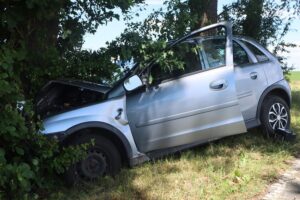 Ein schwer beschädigter Opel Corsa, der gegen einen Baum prallte, Unfallstelle in Warburg.