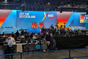 AfD-Parteitag in Erfurt mit Protesten, Parteivorsitzenden und Blockaden sichtbar auf dem Bild.