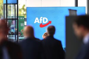 AfD-Logo bei Parteitag; symbolisiert aktuelle Umfragen und politische Stimmung in Deutschland.