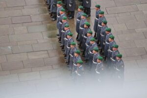 Soldaten der Bundeswehr in Aktion, symbolisieren den Aufruf zur allgemeinen Dienstpflicht in Deutschland.