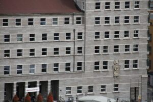 Rathaus Halle: Symbol für steigende kommunale Schulden und Bürgerbelastung in Sachsen-Anhalt.