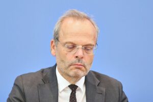Felix Klein (Archiv) steht in Berlin und thematisiert den Kampf gegen Antisemitismus.