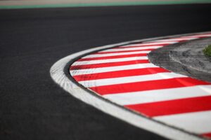 Fahrbahnmarkierung auf einer Formel-1-Rennstrecke (Archiv), passend zum Großen Preis von Belgien.