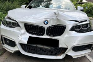 Beschädigter Opel und BMW nach Auffahrunfall in Porta Westfalica-Hausberge, drei leicht Verletzte.