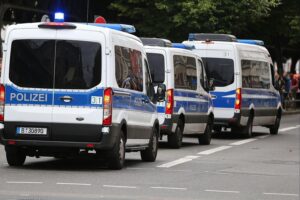 Auffahrunfall auf der BAB 115: Mehrere Bundespolizei-Fahrzeuge und ein Auto kollidieren, Autobahn gesperrt.