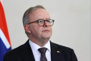 Premiers Albanese und Rabuka unterzeichnen Verteidigungsabkommen in Suva zur Stärkung der Australien-Fidschi-Allianz.