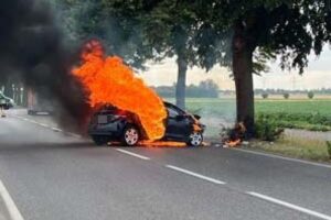 Brennendes Auto nach Unfall in Kerpen: Peugeot prallt gegen Baum, Polizei sperrt B 264.
