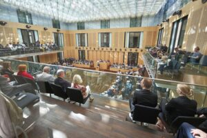 Bundesratssitzung mit Politikern, Diskussion über Gesundheitsversorgung und mögliche Einschnitte im System.